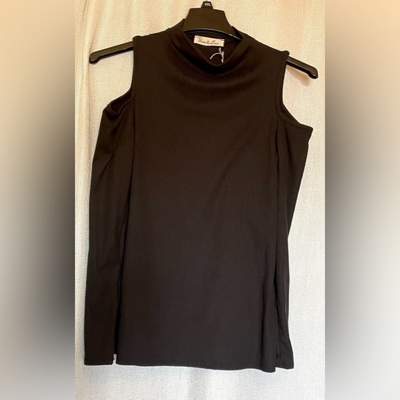Vine & Love cold shoulder top NWT - Picture 1 of 6